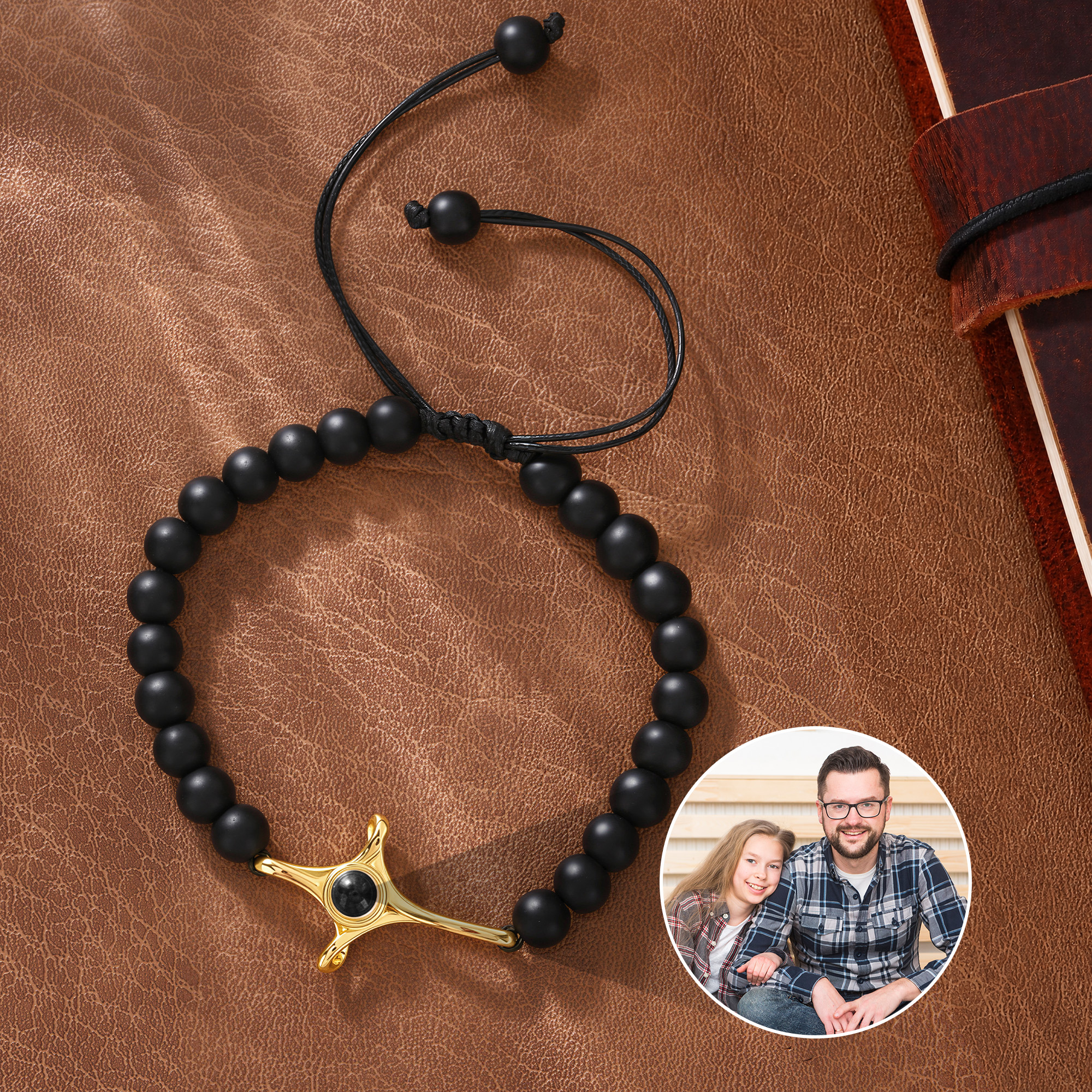 Individuell gestaltetes, mit Mikrogravur versehenes Foto-Projektions-Perlenarmband mit Kreuzanhänger – Geschenk zum Jahrestag, Geburtstag, für Vater, Jungen und Männer