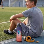 Personalisierte, mehrfarbige Trinkflasche mit Baseball- oder Fußball-Pose als Silhouette, mit Namen – Geburtstags- oder Schulanfangsgeschenk für Kinder, Sportler und Sportfans