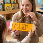 Plaque personnalisée en bois avec le nom de l'enseignant, pour la porte de la classe ou comme décoration murale. Idée cadeau pour la rentrée scolaire ou la Journée des enseignants.