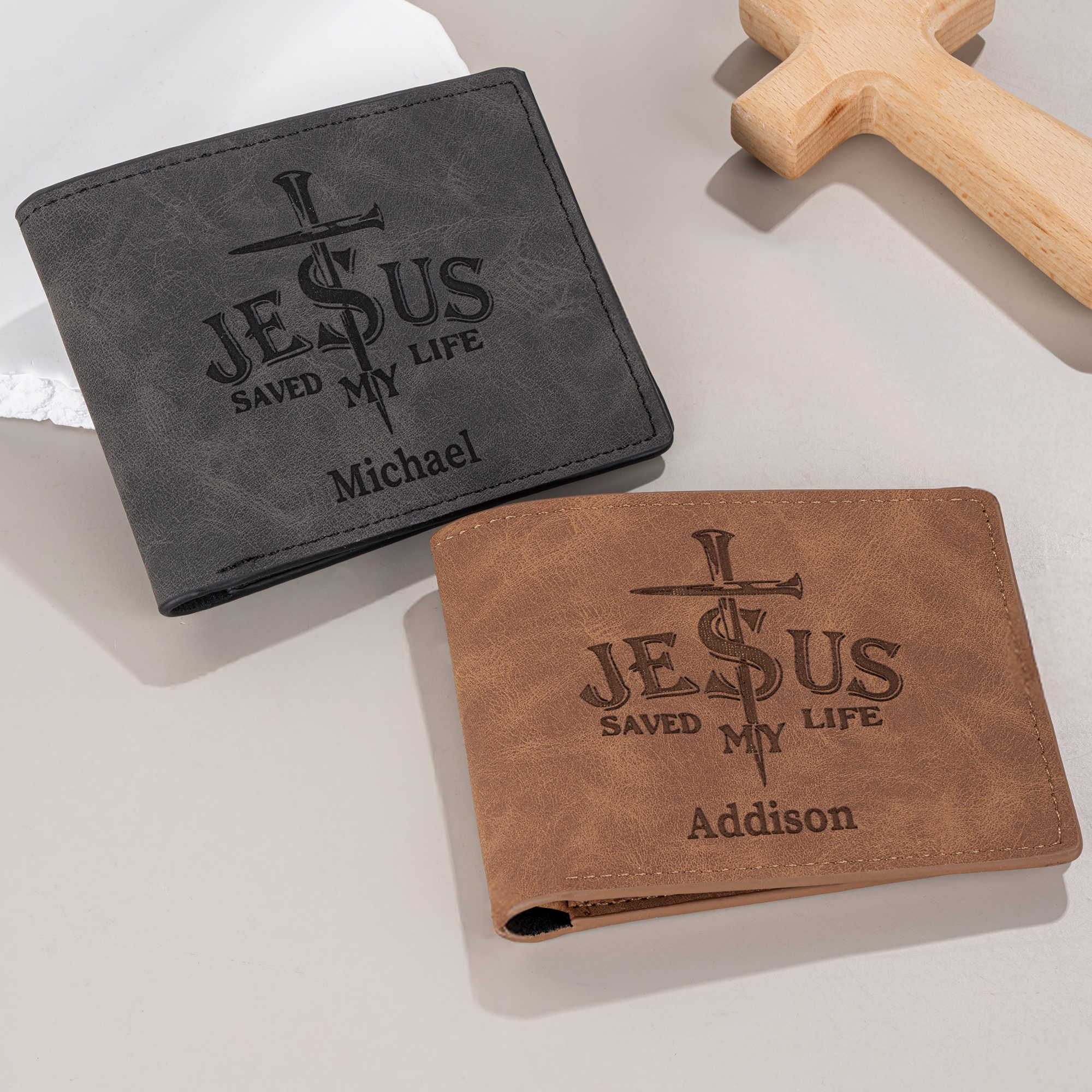Personalisierte Herrenbrieftasche aus PU-Leder mit „Jesus Saved My Life“-Kreuz und Namensgravur – für den täglichen Gebrauch, als Geschenk zur Taufe oder Konfirmation für Ehemann oder Vater