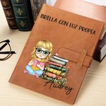 Funda de cuaderno A5 personalizado de cuero PU con bolsillo interior con personaje animado leyendo y nombre regalo de cumpleaños para familia
