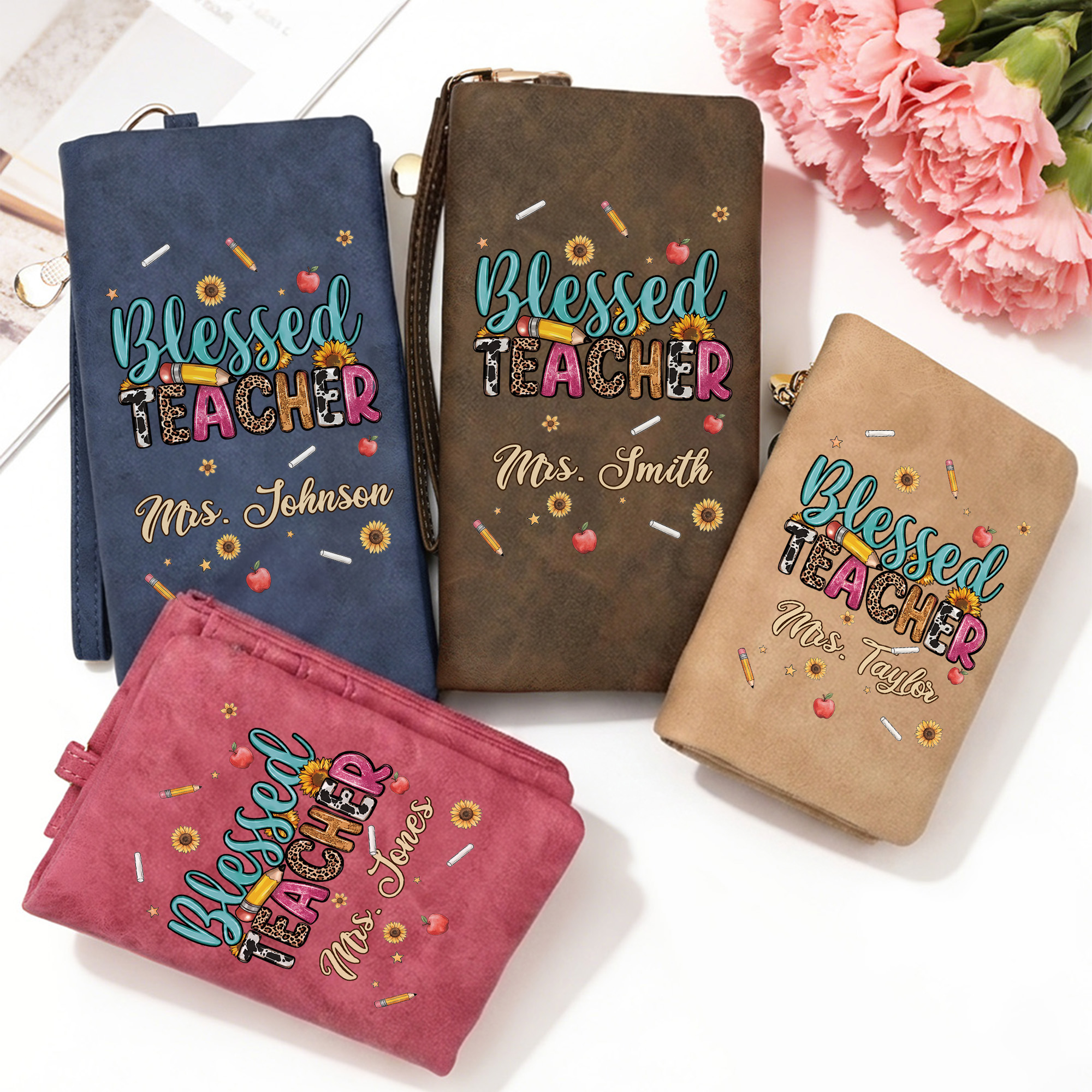 Personalisierte „Blessed Teacher“-Stift-Geldbörse aus PU-Leder mit Sonnenblumenmotiv und Namenszug – Dankeschön zum Lehrertag und Geburtstagsgeschenk für Lehrer