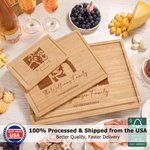 Planche à découper personnalisée en bambou FSC pour charcuterie, avec photo de famille gravée, texte et rainure pour le jus. Expédiée depuis les États-Unis. Cadeau de crémaillère pour la famille