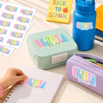 Adesivi personalizzati con lettere a strisce multicolori in stile cartone animato, con nome e cognome – Per l’uso quotidiano, per il rientro a scuola, come regalo di compleanno per insegnanti e bambin