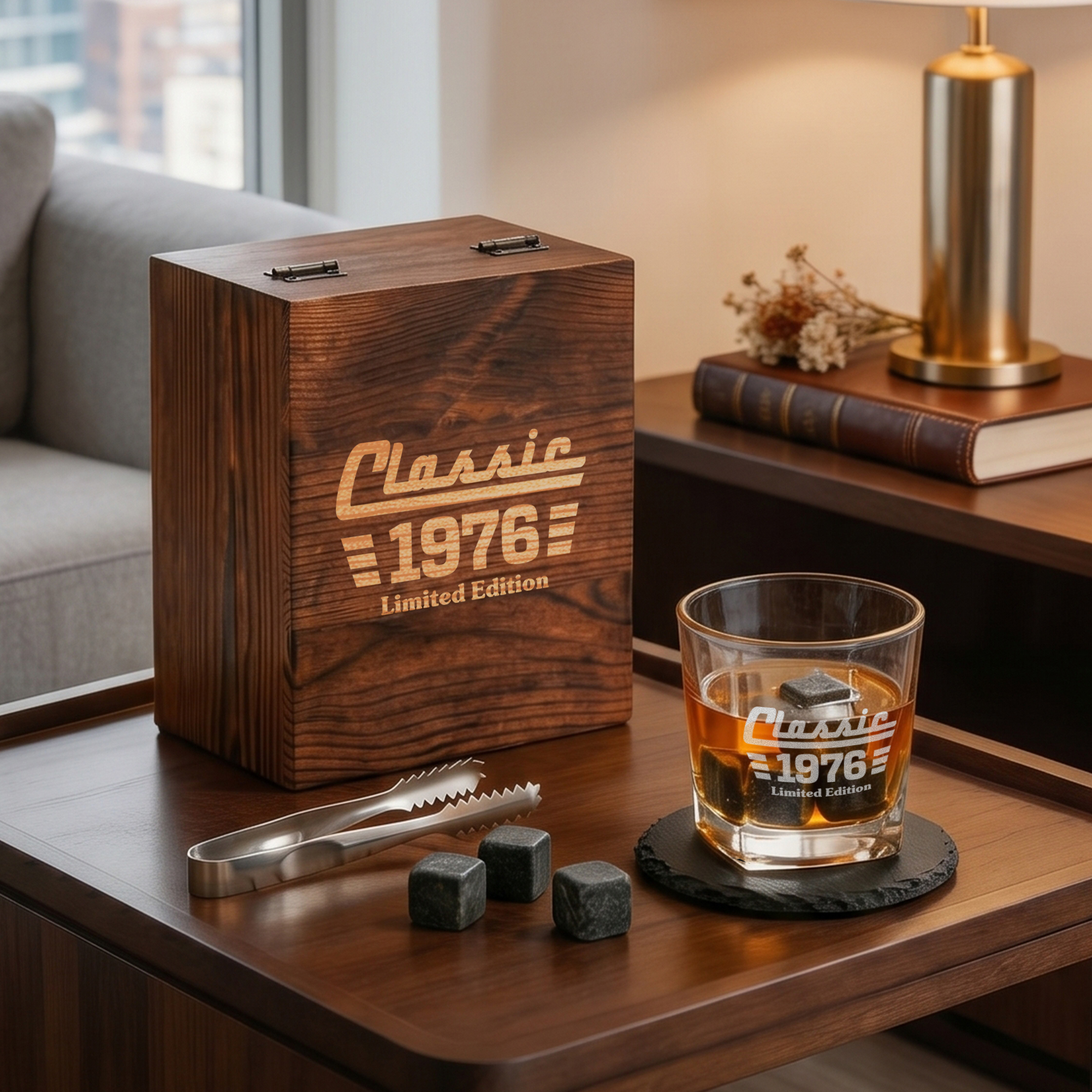 Personalisiertes Whiskyglas im amerikanischen Klassik-Stil, 4-teiliges Set in einer Holzschatulle mit eingraviertem Jahr – Geburtstags- und Jubiläumsgeschenk für Männer