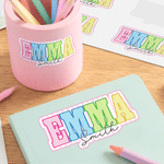 Adesivi personalizzati con lettere a strisce multicolori in stile cartone animato, con nome e cognome – Per l’uso quotidiano, per il rientro a scuola, come regalo di compleanno per insegnanti e bambin
