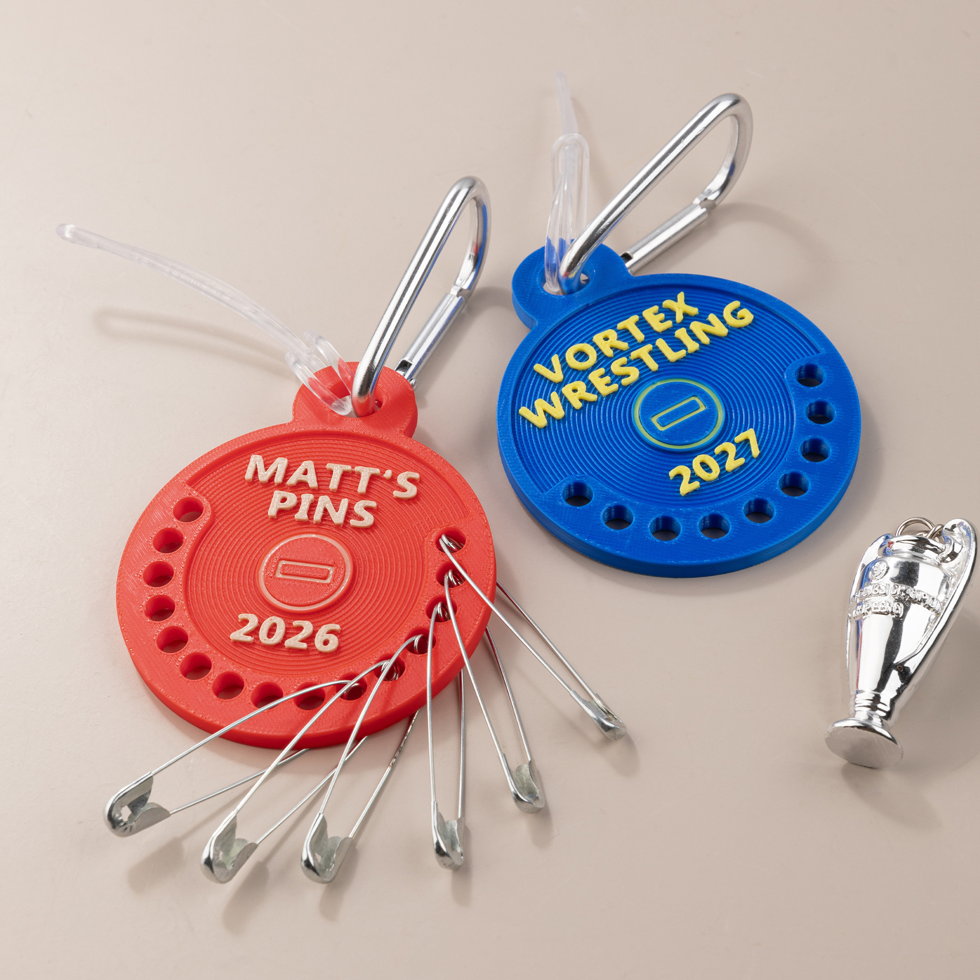 Personalisierter, mehrfarbiger, im 3D-Druck hergestellter Schlüsselanhänger in Form eines Wrestling-Pins mit Text und Geburtsjahr – ein Teamgeschenk für Wrestler