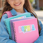 Adesivi personalizzati con lettere a strisce multicolori in stile cartone animato, con nome e cognome – Per l’uso quotidiano, per il rientro a scuola, come regalo di compleanno per insegnanti e bambin