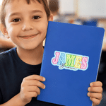Adesivi personalizzati con lettere a strisce multicolori in stile cartone animato, con nome e cognome – Per l’uso quotidiano, per il rientro a scuola, come regalo di compleanno per insegnanti e bambin