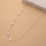 Personalisierte Halskette mit seitlich angeordnetem Buchstaben aus Perlen – zierlicher Schmuck als Geschenk zum Geburtstag, zum Jahrestag oder zur Hochzeit für Freundin, Ehefrau, Schwester oder Braut