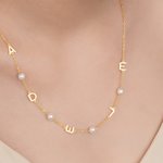 Personalisierte Halskette mit seitlich angeordnetem Buchstaben aus Perlen – zierlicher Schmuck als Geschenk zum Geburtstag, zum Jahrestag oder zur Hochzeit für Freundin, Ehefrau, Schwester oder Braut