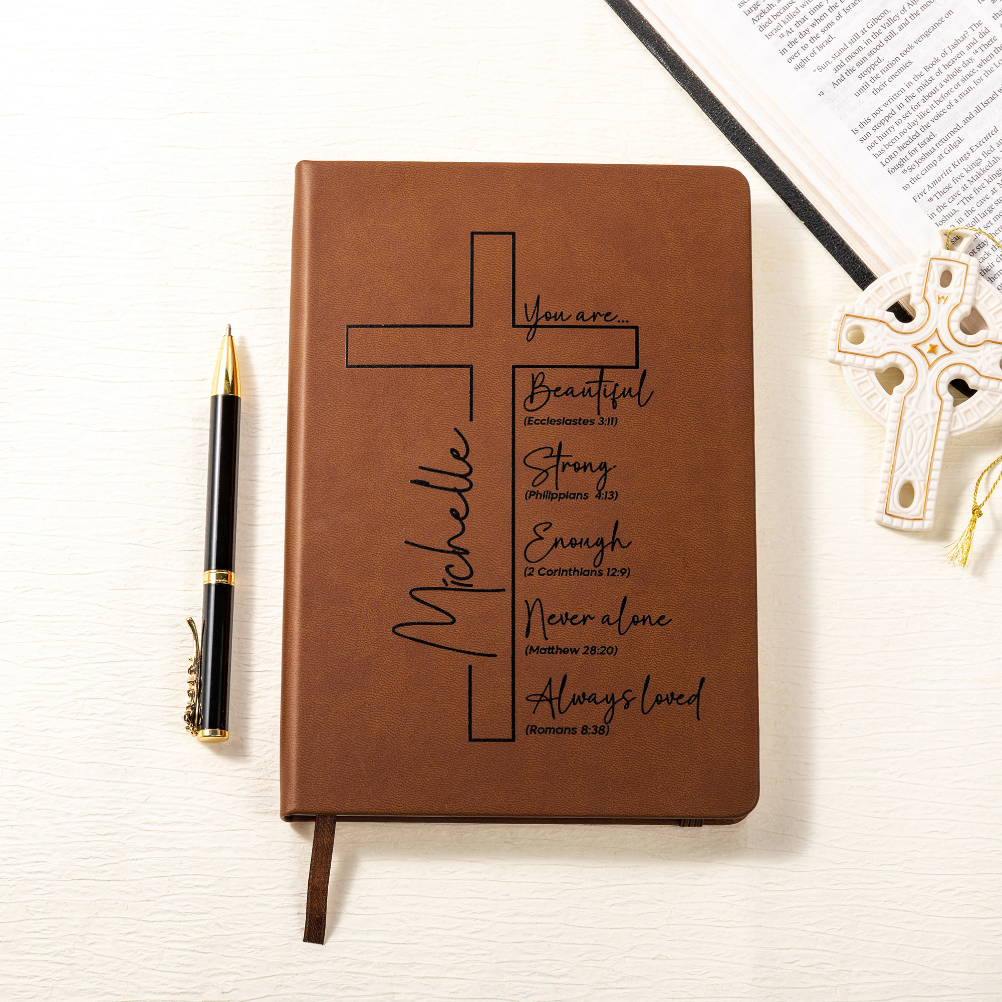 Personalisiertes Kreuz Bibelvers A5 PU-Ledereinband Notizbuch mit Namen Studium Zubehör Geburtstag Geschenk für Familie Freunde Religionsanhänger