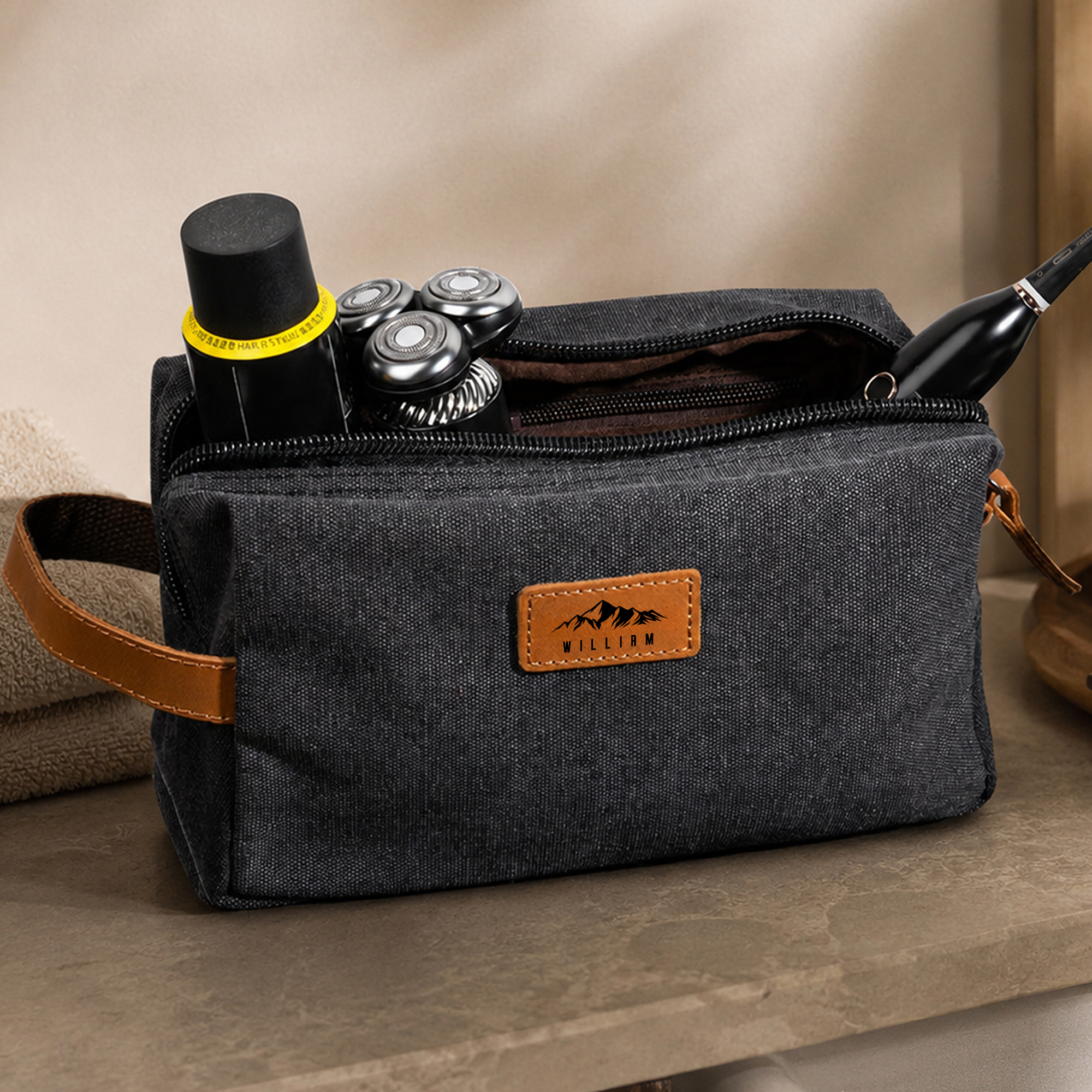 Personalisierte Kulturtasche im klassischen Monogramm-Design mit großem Fassungsvermögen und Namenszug – unverzichtbarer Reisebegleiter für den täglichen Gebrauch, ideales Geburtstagsgeschenk für Männ