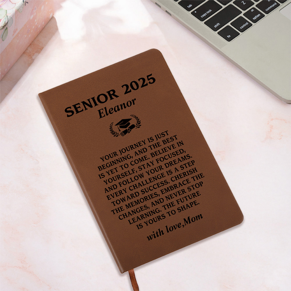 Personalisierte Senior 2025 Wishes Message A5 Leder Journal Notebook mit Namen und Gummiband Graduierung Unterstützung Geschenk für Absolventen Freshmen
