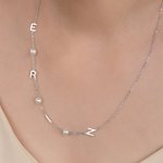 Personalisierte Halskette mit seitlich angeordnetem Buchstaben aus Perlen – zierlicher Schmuck als Geschenk zum Geburtstag, zum Jahrestag oder zur Hochzeit für Freundin, Ehefrau, Schwester oder Braut
