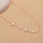 Personalisierte Halskette mit seitlich angeordnetem Buchstaben aus Perlen – zierlicher Schmuck als Geschenk zum Geburtstag, zum Jahrestag oder zur Hochzeit für Freundin, Ehefrau, Schwester oder Braut