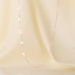Personalisierte Halskette mit seitlich angeordnetem Buchstaben aus Perlen – zierlicher Schmuck als Geschenk zum Geburtstag, zum Jahrestag oder zur Hochzeit für Freundin, Ehefrau, Schwester oder Braut