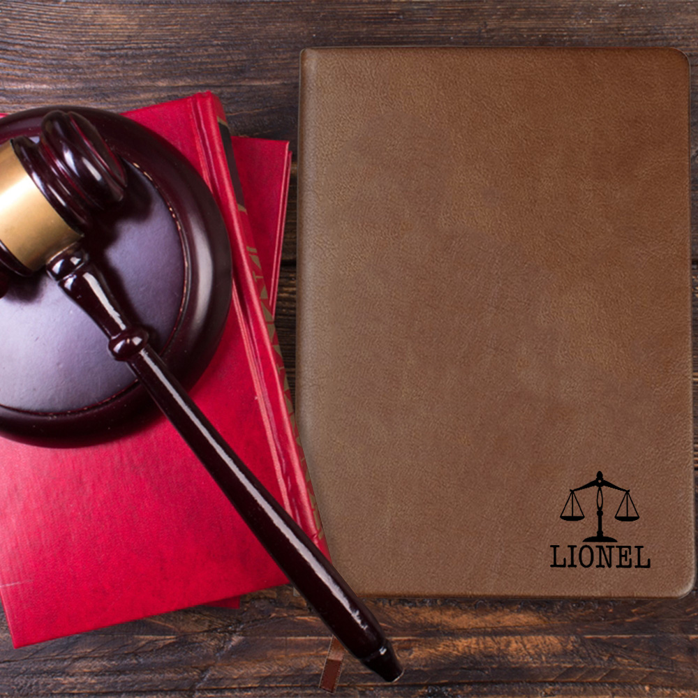 Personalisierte Waage der Gerechtigkeit PU-Leder-Notebook mit Namen und 100 linierten Seiten Geburtstag Anerkennung Büro Geschenk für Anwalt