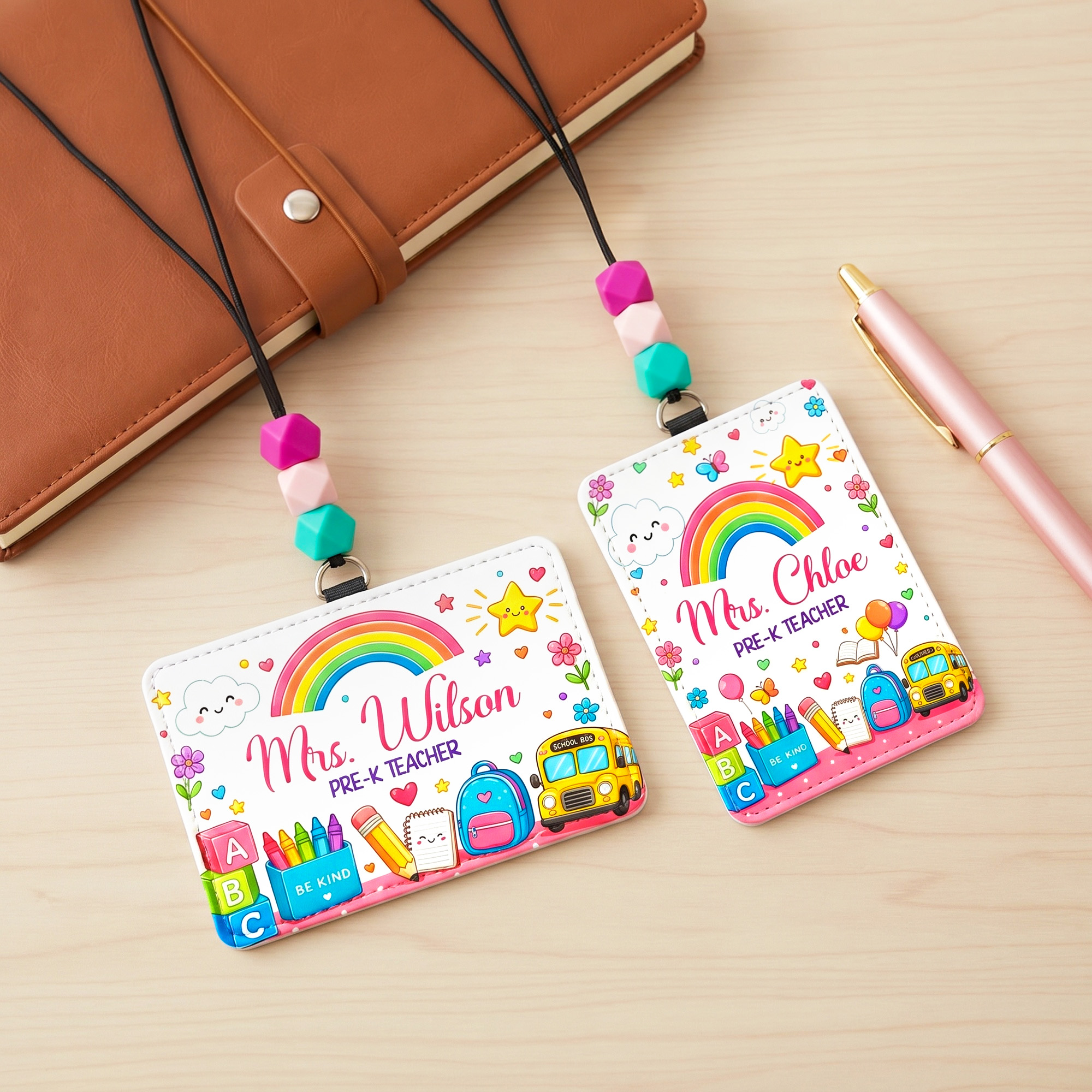 Personalisierter Ausweishalter aus PU-Leder in Form eines „Pencil Book Bus Rainbow“ mit Vornamen, Nachnamen und Klassenstufe – Dankeschön-Geschenk zum Schuljahresende und zum Lehrertag für Lehrer