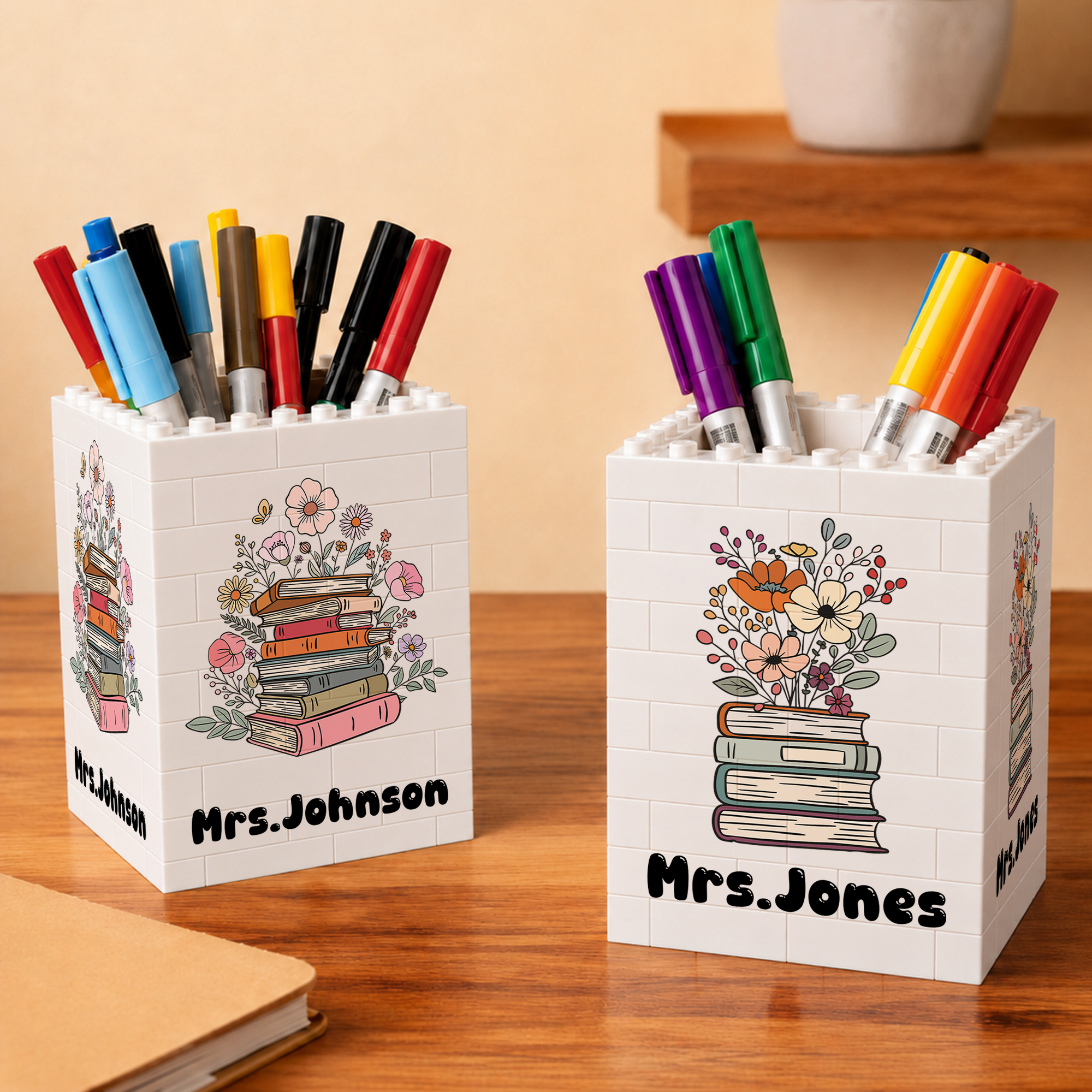 Individuell gestalteter Blumenbuch-Stil: Baustein-Stifthalter mit Text – Dekoration für den Schreibtisch im Alltag, Geschenk zum Lehrertag für Lehrer und Pädagogen