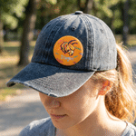Personalisierte, mehrfarbige Maskottchen-Sonnenbrille mit Neon-Anstecker und Teamnamen – Geschenk zum Schulanfang, für Spieltage und Sportveranstaltungen – für Sportler, Trainer und Sportfans