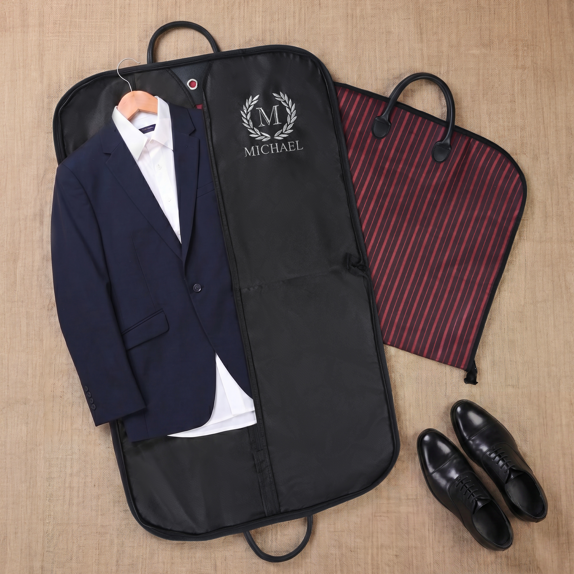 Personalisierte, mehrfarbig bestickte Anzugtasche aus PU-Leder mit Griff, Namen und Initialen – für den privaten Gebrauch, als Hochzeitsgeschenk für Trauzeugen und Herren