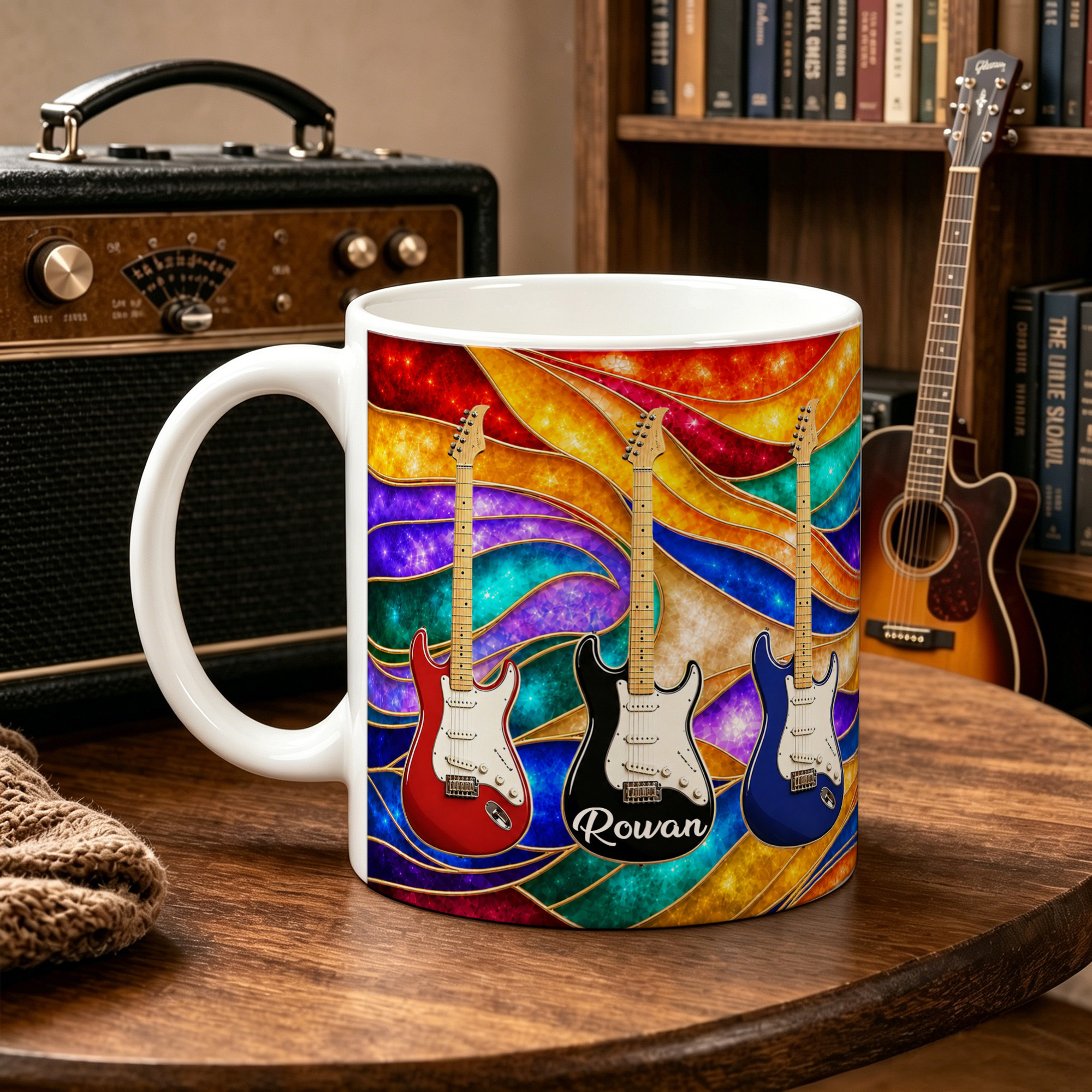 Personalisierte Keramik-Gitarren-Tasse im Retro-Stil mit Regenbogen-Buntglas-Motiv und Namen – Geburtstagsgeschenk für E-Gitarristen und Musikliebhaber