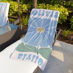 Personlig snabbtorkande strandhandduk med blommigt mönster och namn perfekt present för kvinnor och simälskare på semestern
