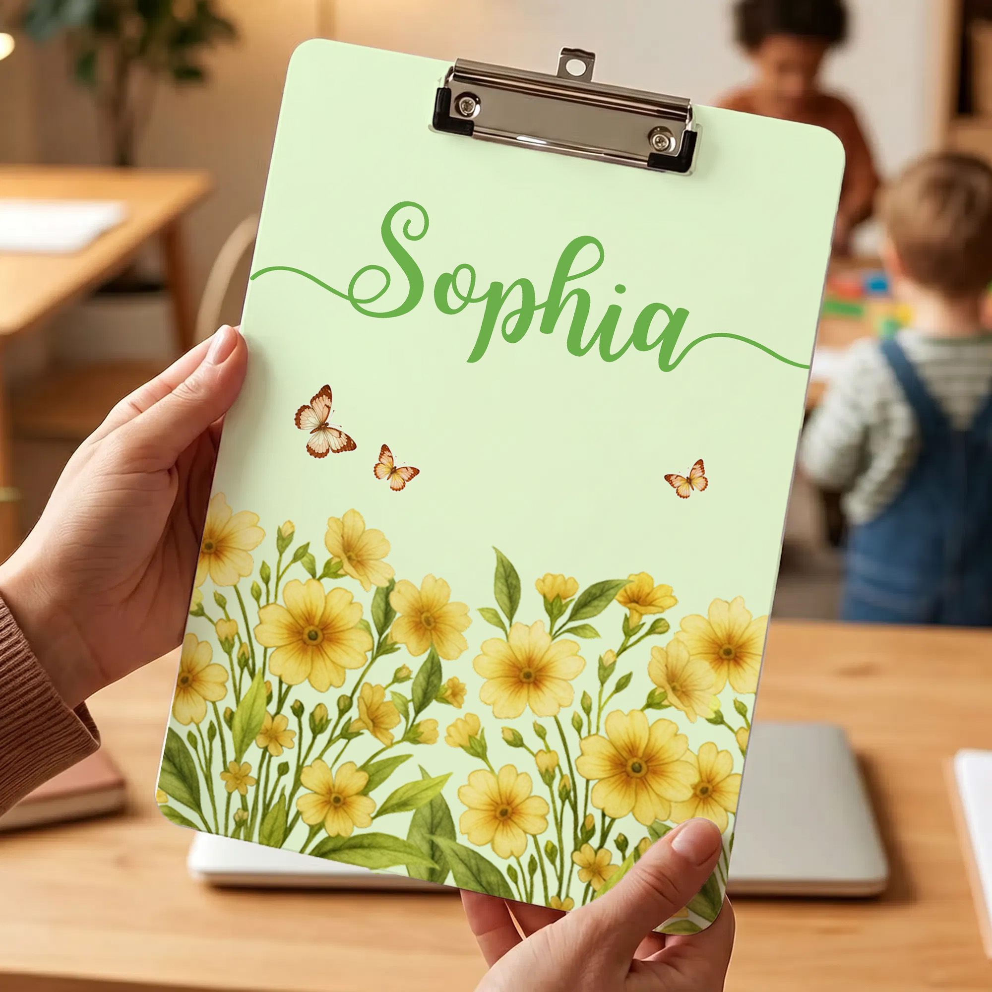 Personalisiertes Acryl-Klemmbrett mit Geburtsblume und Schmetterling sowie Namensaufdruck – Schulbedarf, Geschenk zur „Teacher Appreciation Week“ und zum Lehrertag für Lehrer und Pädagogen