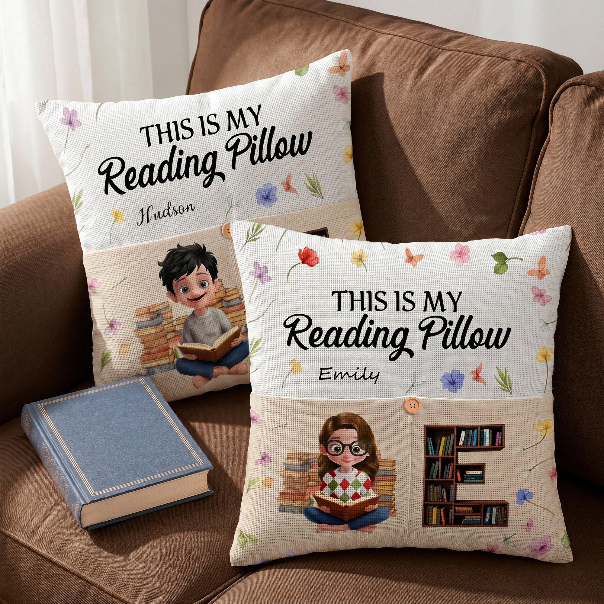 Individuell gestalteter, weicher Kissenbezug mit Blumen- und Comic-Motiv sowie einer Leseperson, mit Namen und Initialen – Wohnaccessoire und Geburtstagsgeschenk für Bücherwürmer und Leseratten