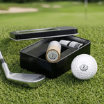 Personlig golfinspirerad monogramstämpel för golfbollar med namninitialer och plåtask – en perfekt födelsedagspresent för golfentusiaster inför en golfklubbens matchdag