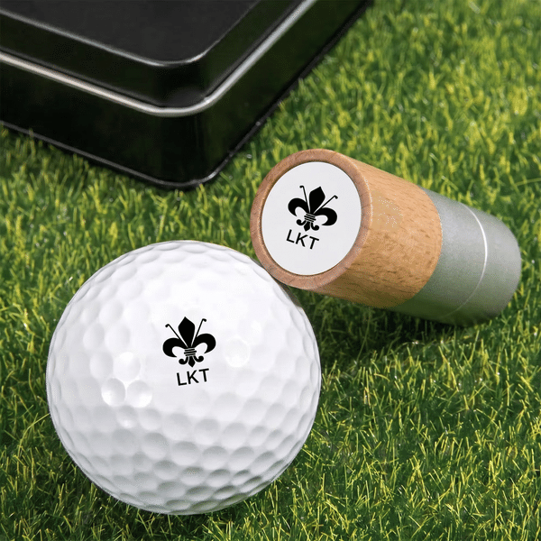 Personlig golfinspirerad monogramstämpel för golfbollar med namninitialer och plåtask – en perfekt födelsedagspresent för golfentusiaster inför en golfklubbens matchdag