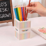 Personalisierter Buntstift-Stifthalter in Form eines Bausteins mit Namen – Dekoration für den Schreibtisch im Alltag, Geschenk zum Lehrertag für Lehrer und Pädagogen