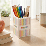 Personalisierter Buntstift-Stifthalter in Form eines Bausteins mit Namen – Dekoration für den Schreibtisch im Alltag, Geschenk zum Lehrertag für Lehrer und Pädagogen