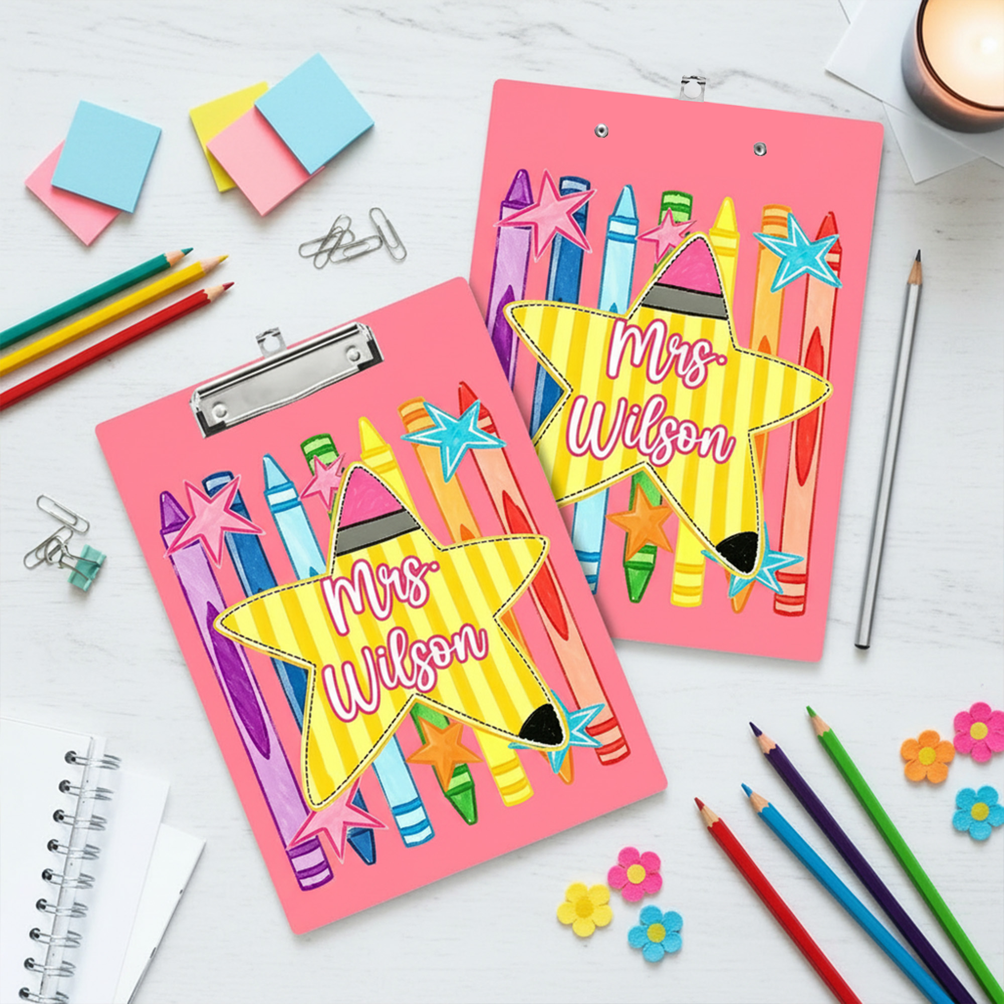 Individuell gestaltetes, mehrfarbiges, doppelseitiges, tragbares Klemmbrett mit Sternen-Motiv aus Buntstiften, mit Vornamen und Nachnamen – Dankeschön zum Lehrertag und Geburtstagsgeschenk für Lehrer