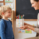 Personalisierter Buntstift-Stifthalter in Form eines Bausteins mit Namen – Dekoration für den Schreibtisch im Alltag, Geschenk zum Lehrertag für Lehrer und Pädagogen