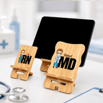 Support de téléphone en bois personnalisé « Docteur / Infirmière » avec illustration de bande dessinée et prénom – Cadeau de remerciement pour la Semaine des infirmières, destiné aux médecins, infirmi