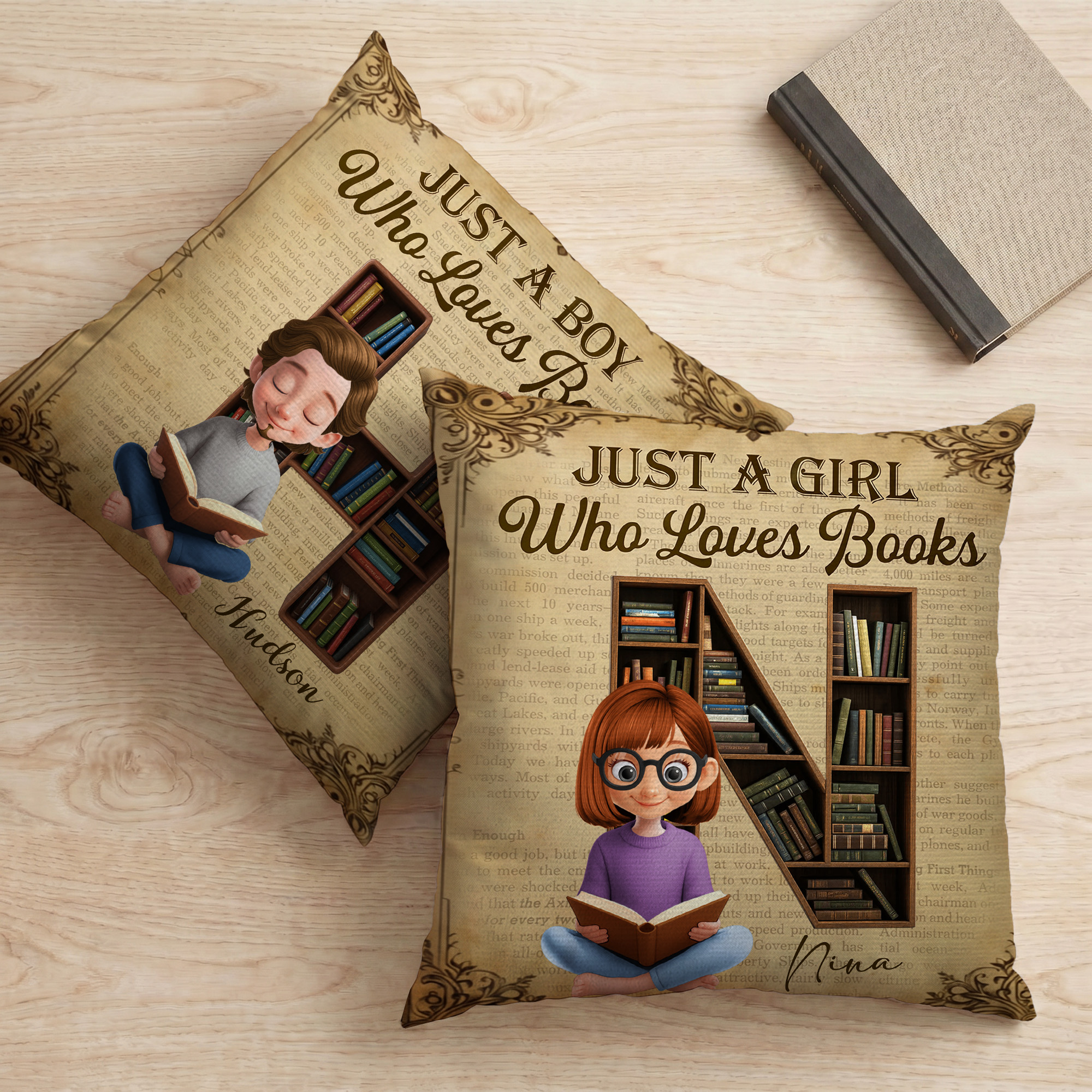 Individuell gestalteter, weicher Kissenbezug mit Cartoon-Figur zum Lesen, mit Initiale und Namen – Wohnaccessoire und Geburtstagsgeschenk für Bücherwürmer und Leseratten