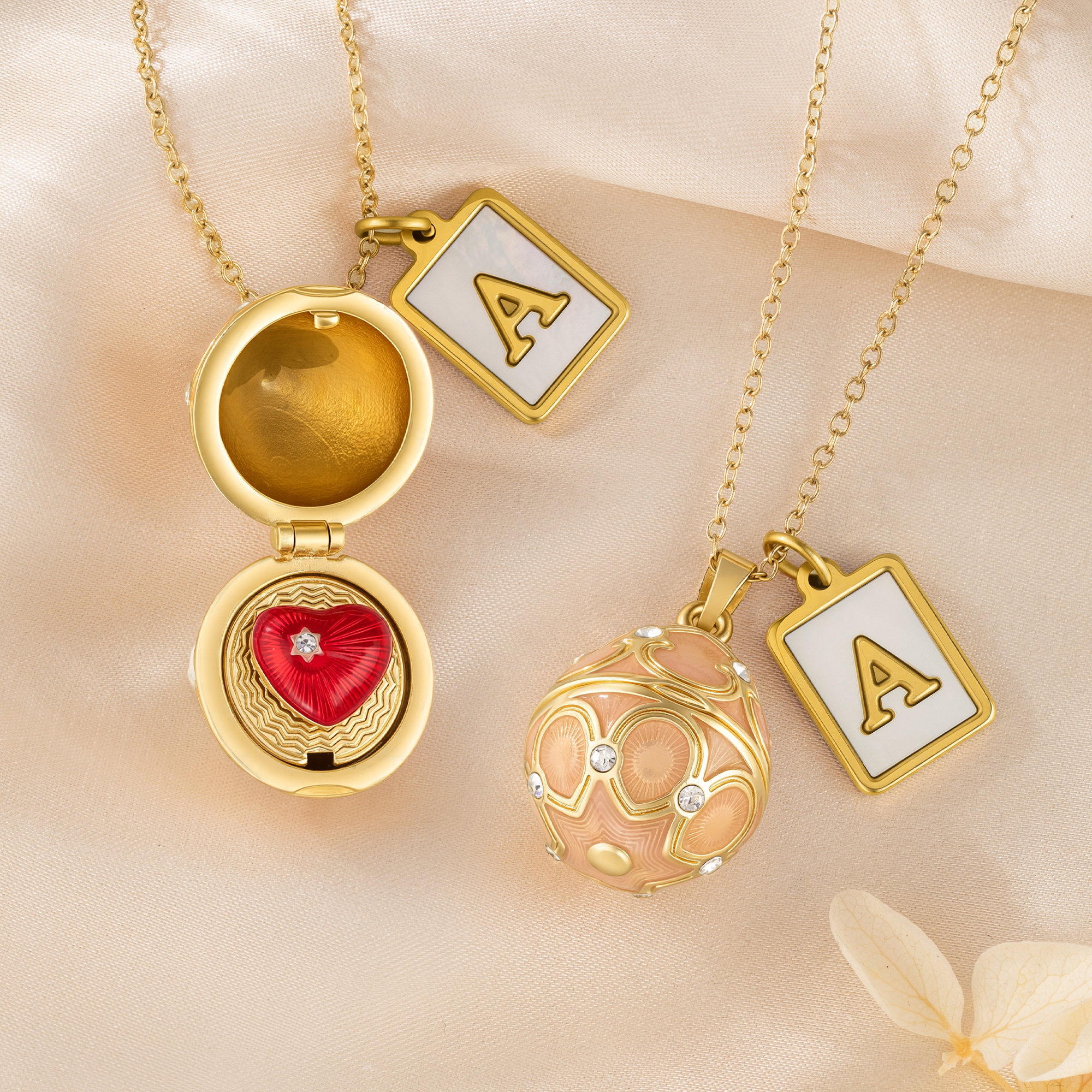 Personalisierte Halskette im Design eines aufklappbaren Überraschungseis mit Initial-Anhänger – zierlicher Schmuck als Geschenk zum Geburtstag oder zum Jahrestag für sie