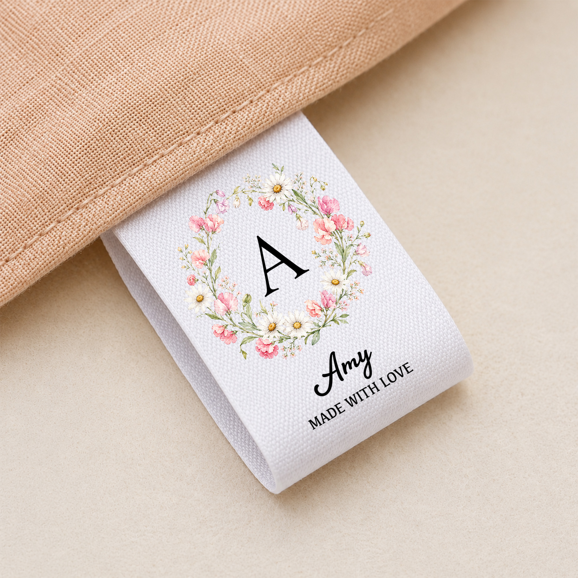 Individuell gestaltete Baumwoll-Nähetiketten mit Aquarellmotiv, Geburtsblumen-Kranz, Name und Initialen – 50er-Set – Geburtstagsgeschenk für Liebhaber von Strick- und DIY-Bastelprojekten