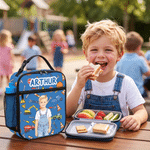 Personlig lunsjveske i tegneseriestil for barn – med motiv av enhjørning, dinosaur og flamingo, isolert, med navn – perfekt som gave til skolestart, reiser eller bursdag for barn