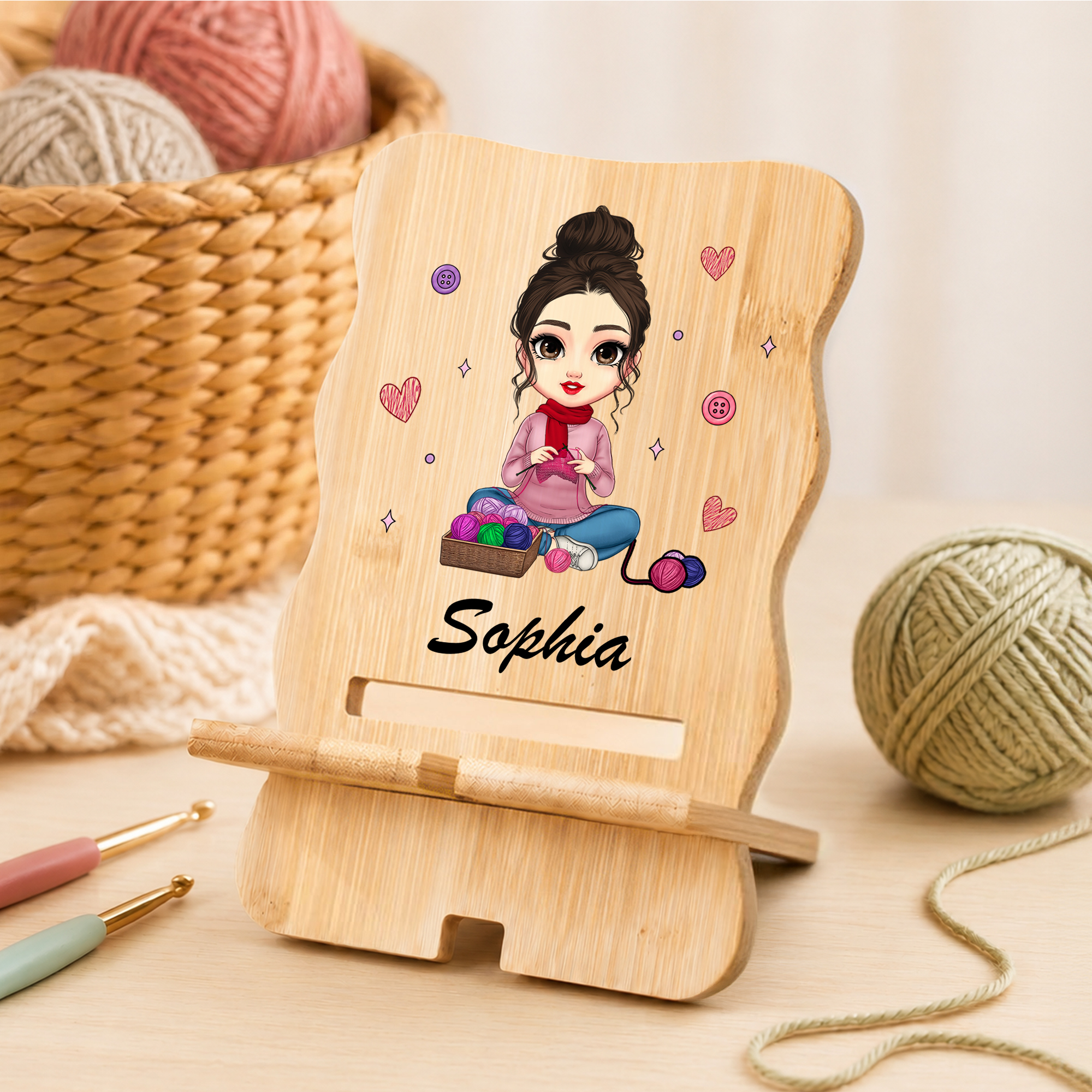 Individuell gestalteter, rechteckiger, wellenförmiger Handyhalter aus Holz mit Strickfigur-Motiv und Namensgravur – Schreibtischdekoration für den täglichen Gebrauch, Geburtstagsgeschenk für Strick- u