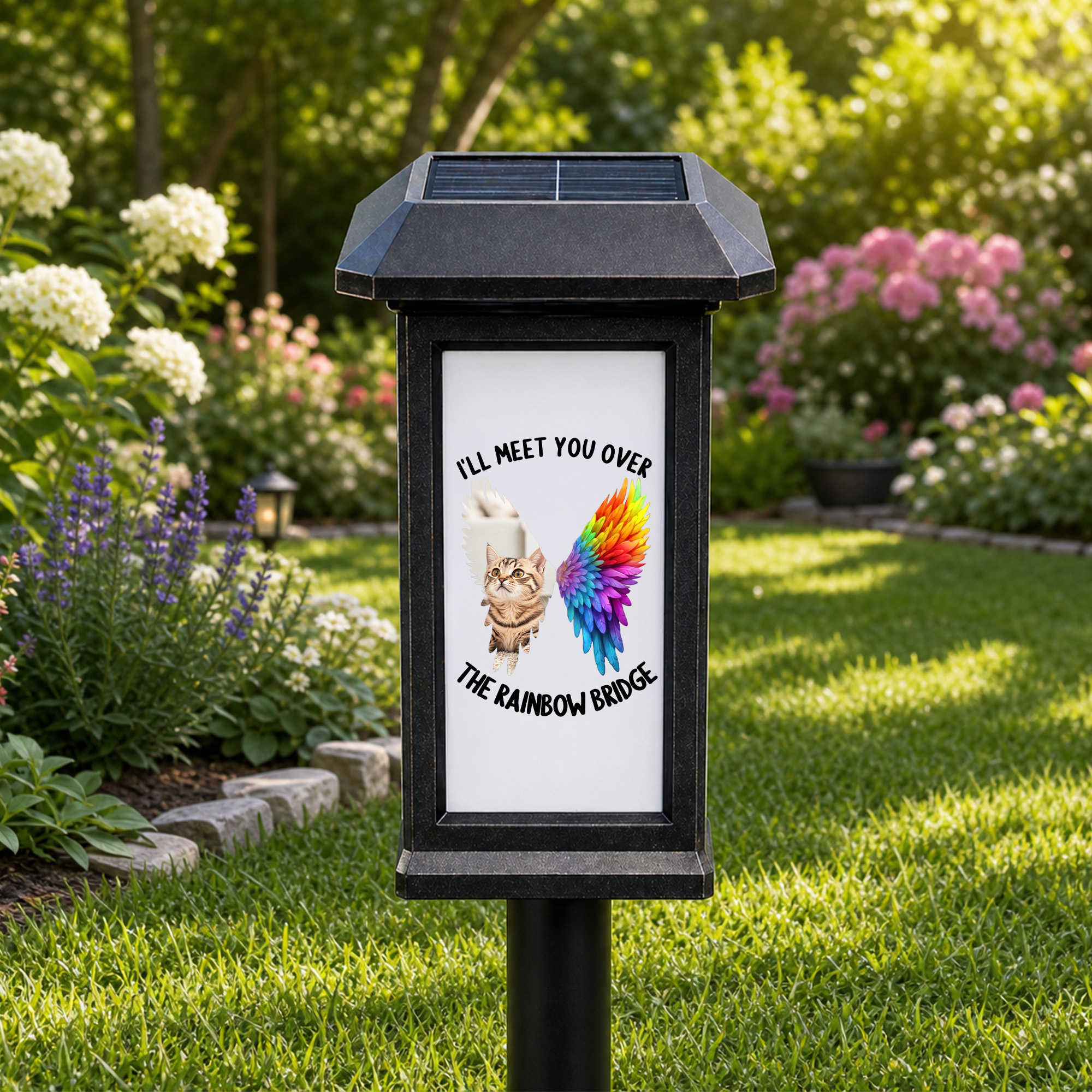 Individuell gestaltete, farbenfrohe Solar-Gartenleuchte mit Foto Ihres Haustieres, Flügel- und Pfotenabdruck sowie Namen und Text – ein Gedenkgeschenk für Haustierbesitzer