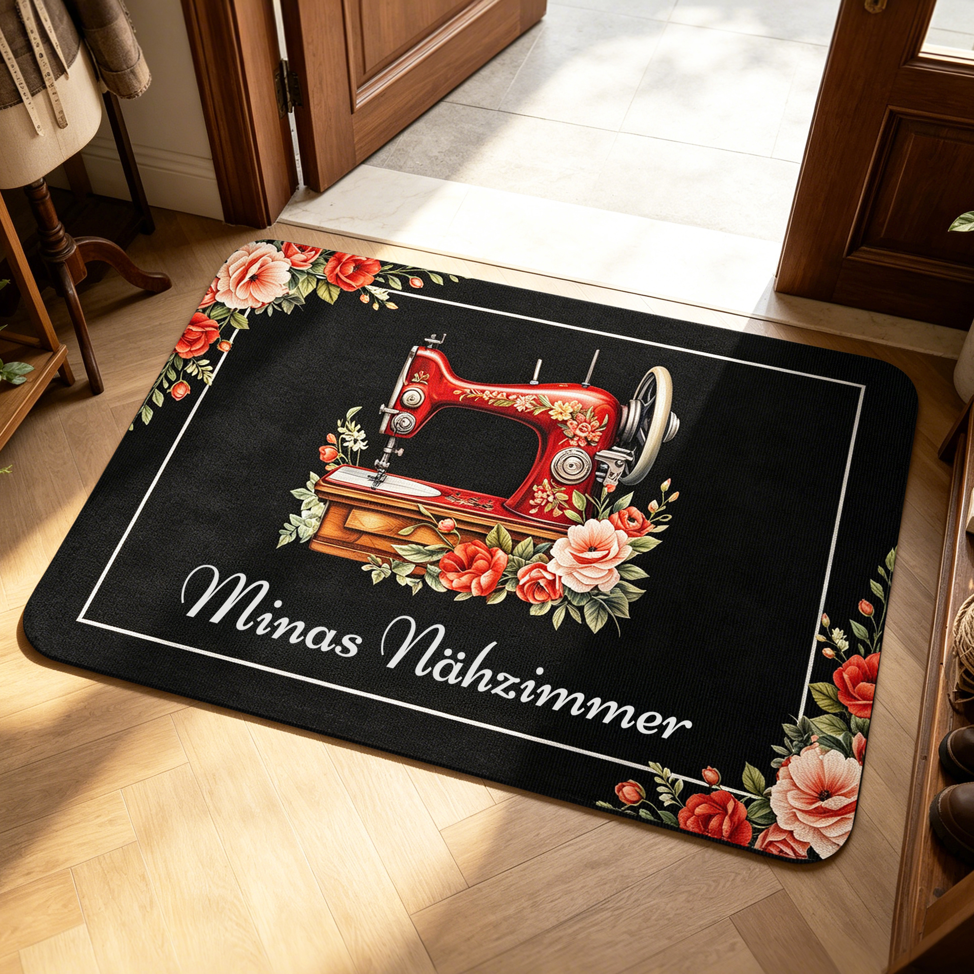 Personalisierte Fußmatte mit Nähmaschine-Motiv | mit Blumenmotiv und Wunschtext | rutschfest | Zimmer Deko | Geschenk für Schneiderinnen und Nähfans