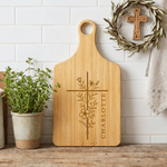 Tabla de cortar de madera con diseño personalizado de cruz cristiana y flores, con asa y nombre grabado; decoración de cocina y regalo de inauguración de casa para familiares y amigos