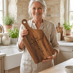 Tabla de cortar de madera con diseño personalizado de cruz cristiana y flores, con asa y nombre grabado; decoración de cocina y regalo de inauguración de casa para familiares y amigos