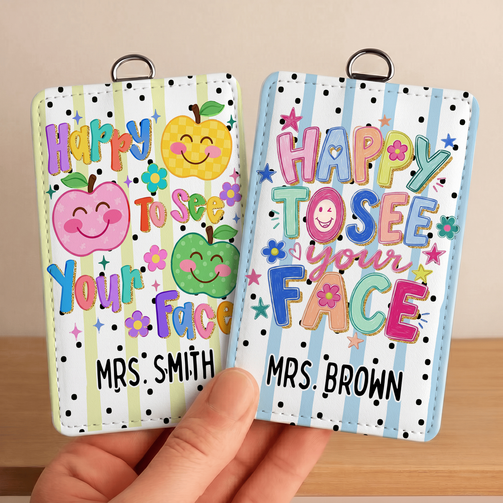 Personalisierter Ausweishalter aus PU-Leder mit der Aufschrift „Happy To See Your Face“ und Text auf der Rückseite – Geschenk zum Schulanfang und zum Lehrertag als Zeichen der Wertschätzung für Lehrer