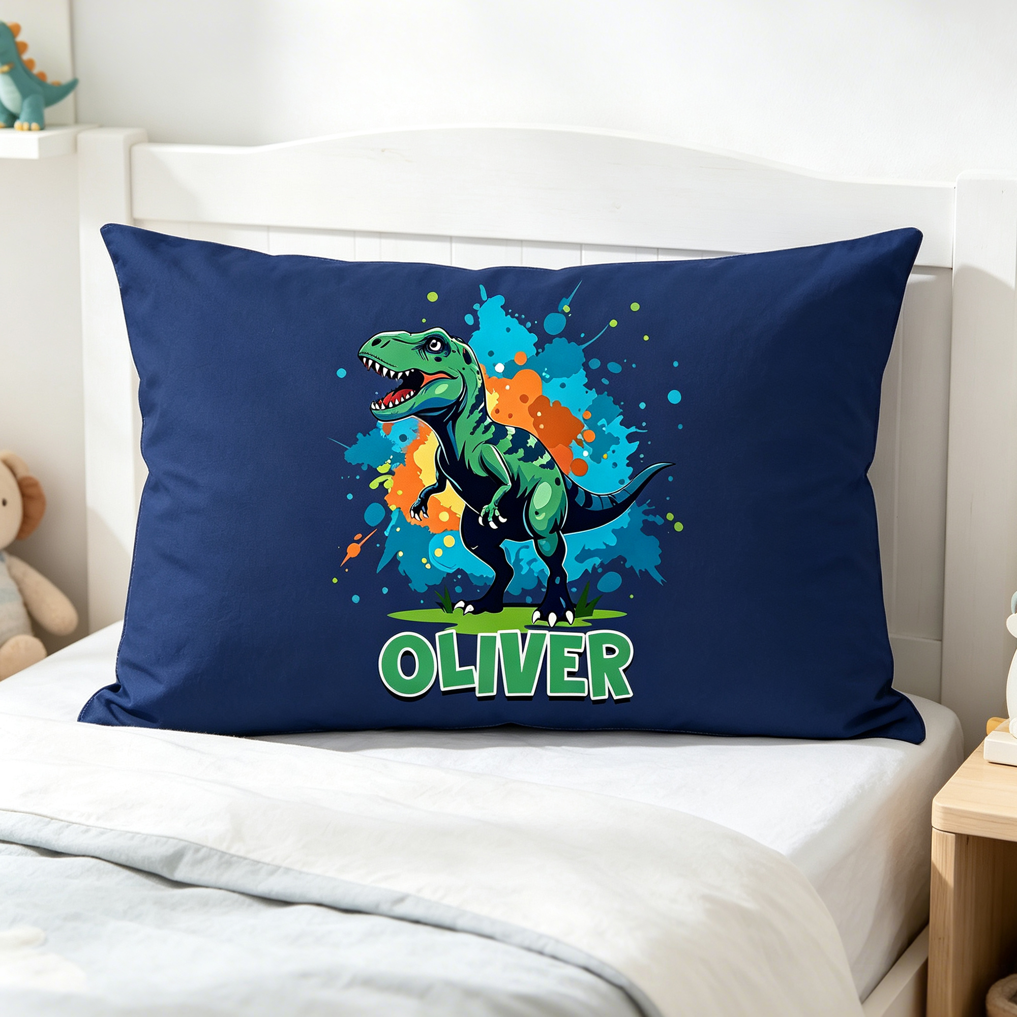 Individuell gestalteter Kissenbezug im Cartoon-Dinosaurier-Stil mit Farbspritz-Effekt und Namen – Wohnaccessoire und Geburtstagsgeschenk für Jungen und Mädchen