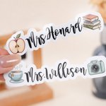 Personlig tilpassede, vanntette klistremerker med regnbue- og lærermotiver fra Apple Books – en gave til lærerdagen og skolestarten