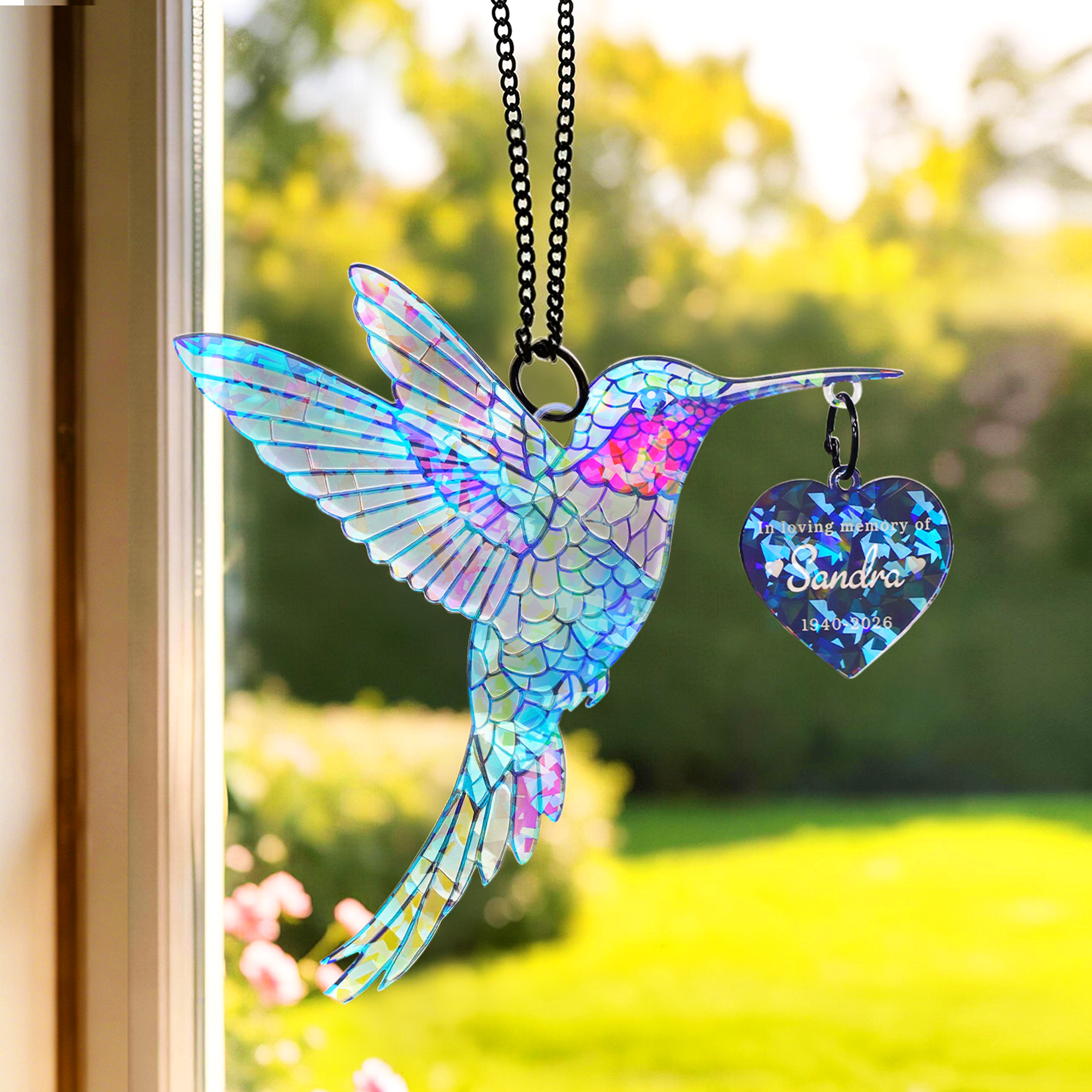 Personalisiertes Acryl-Ornament „In liebevoller Erinnerung“ – Kolibri und Schmetterling, glitzernder Suncatcher mit Namen und Jahr – Wohnaccessoire und Gedenkgeschenk für Familie und Freunde